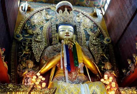 Статуя Будды внутри ступы Бодхнатх, Непал